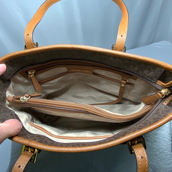 Michael Kors Jet Set Signature Bag - Picture 5 of 16